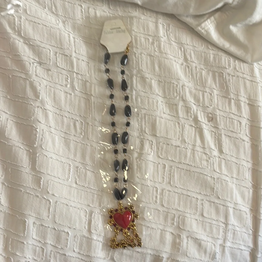 Elegant Black and Red Heart Pendant Necklace - Picture 4 of 4